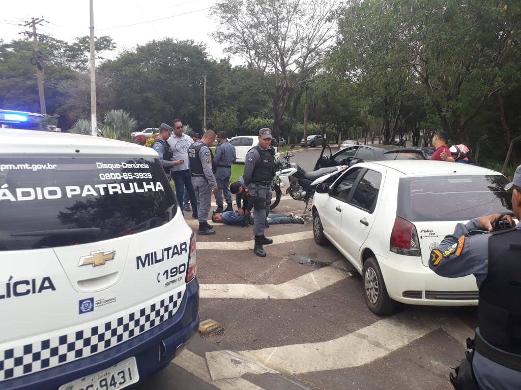  Soldados da Coordenadoria de Comunicação da PM imobilizam suspeito em flagrante delito