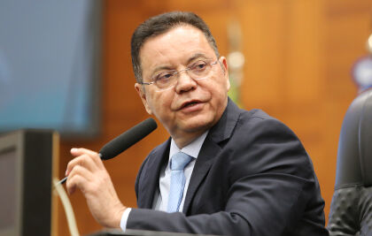 Botelho diz não fazer críticas pessoais a Emanuel, mas da gestão