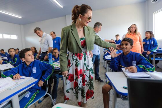 Virginia lamenta desperdício de uniformes e cita investimento de mais de R$ 116 milhões