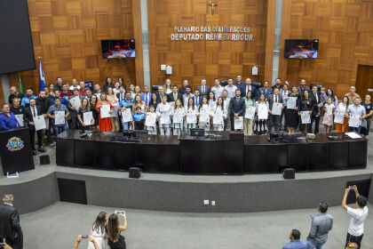 Sessão especial homenageia personalidades mato-grossenses