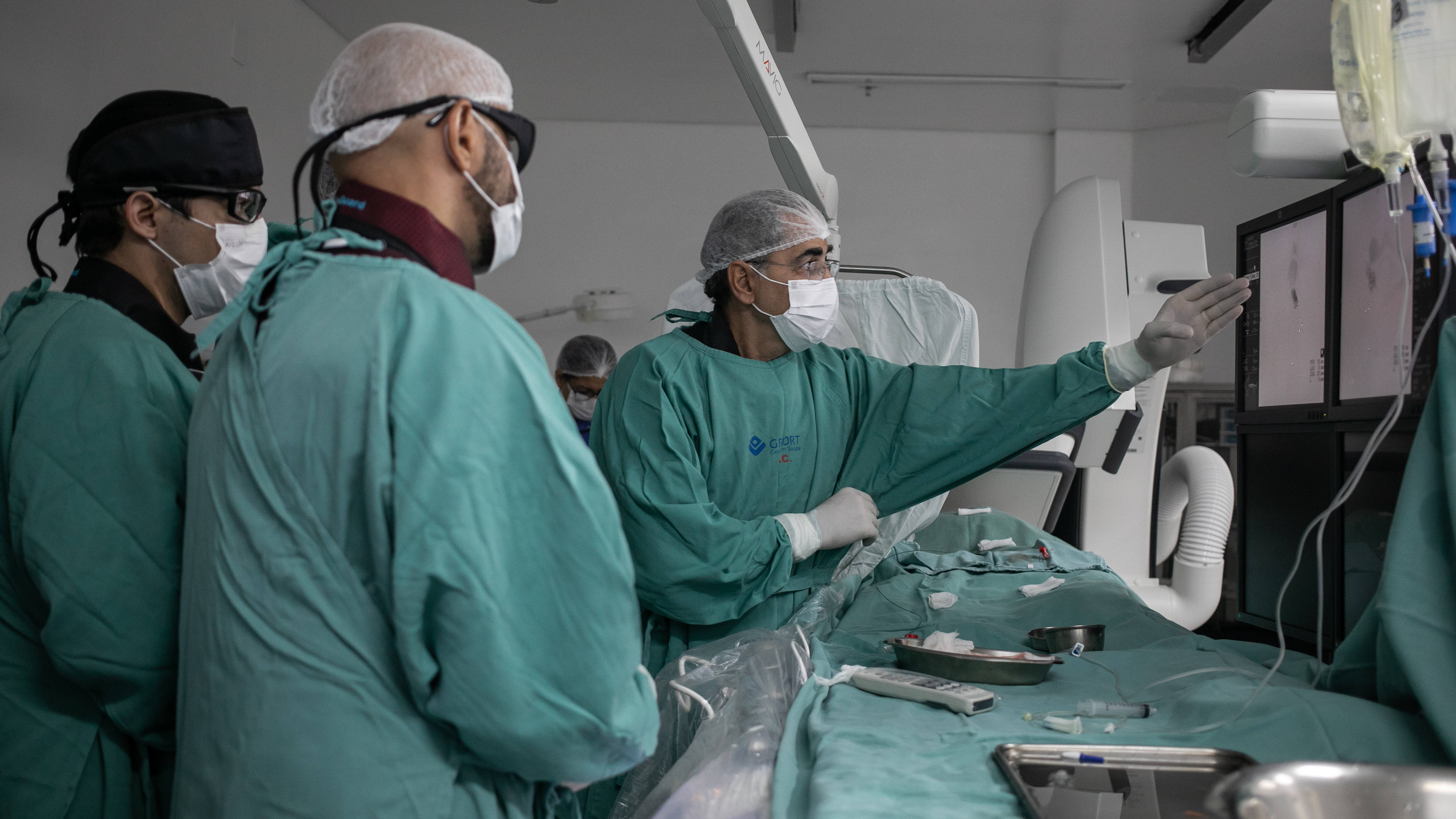 Pai vê filha passar por cirurgia no HMC com maior especialista da América Latina em neurorradiologia: “sou o pai mais grato neste momento”