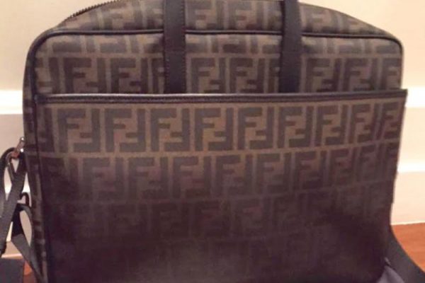 Neymar desembarca na Rússia com mala Louis Vuitton de R$ 17.900