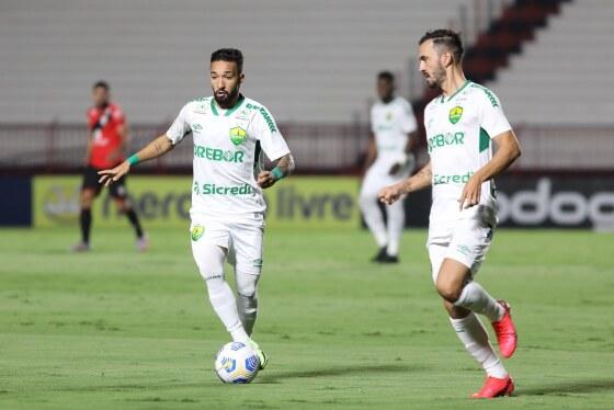 Cuiabá goleia o brasiliense e larga em vantagem