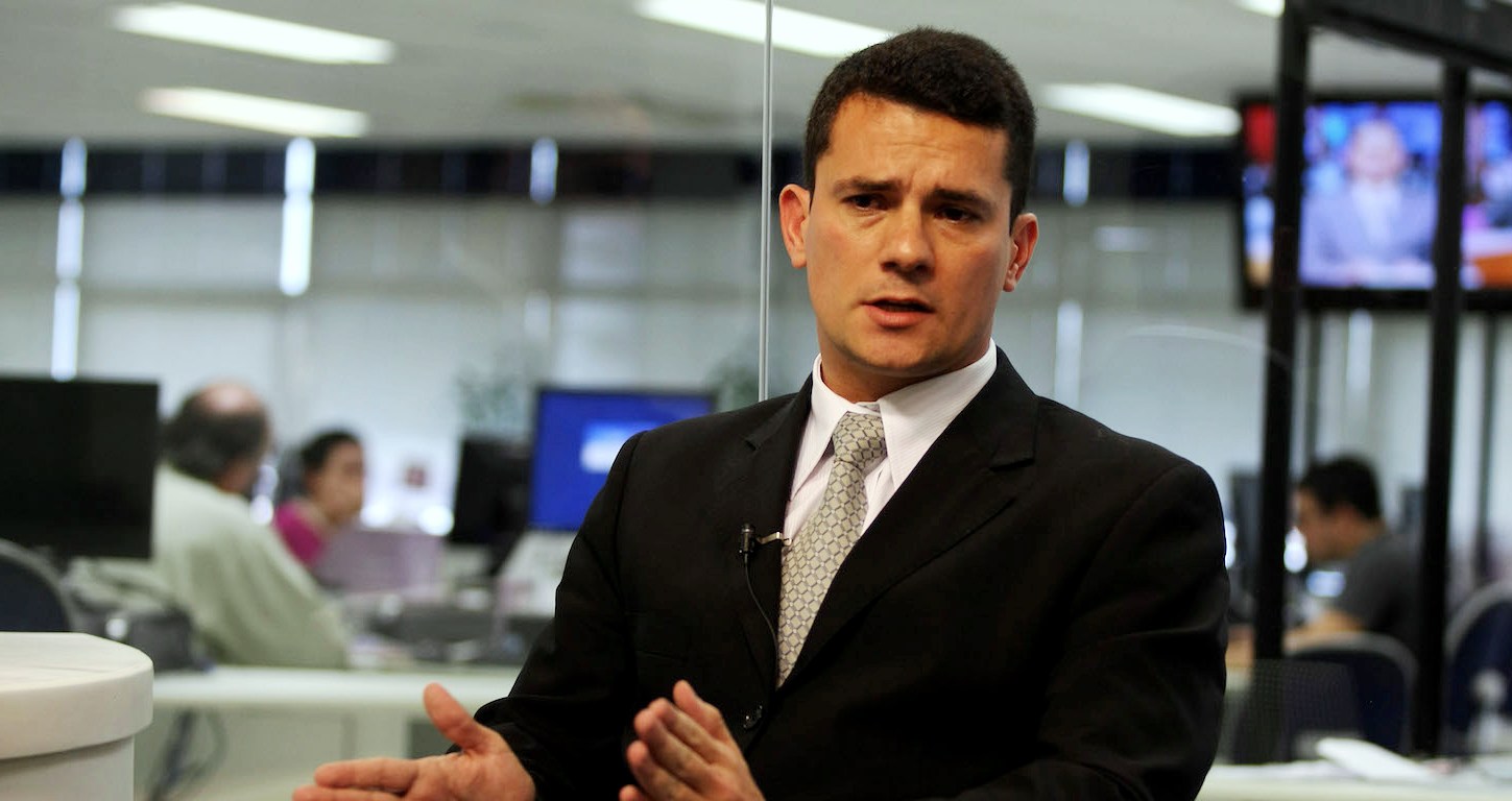 Moro se irrita e censura o escritor Fernando Morais porque ele citou história política e pessoal de Lula