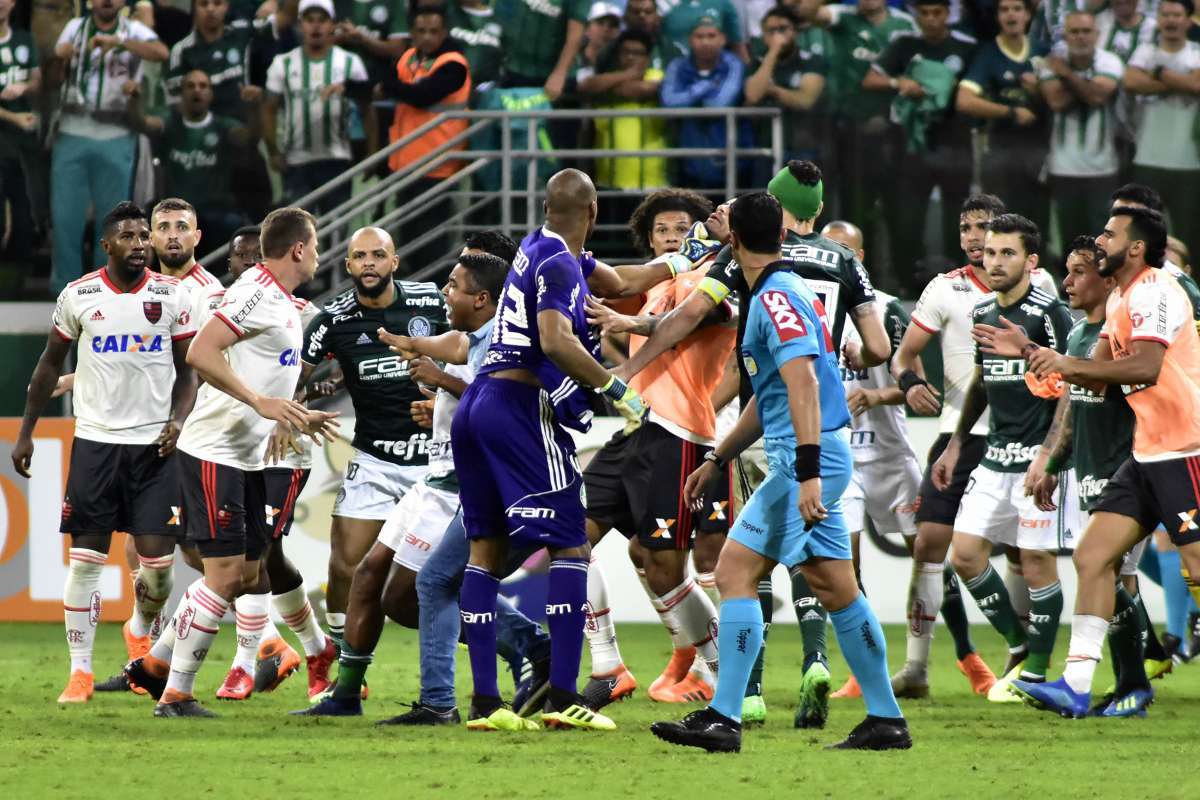 Em jogo tumultuado e com confusão no final, Flamengo e Palmeiras ficam no empate