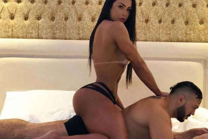 Gracyanne posa dominando Belo na cama