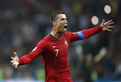   ELE É MESMO FERA! Com show de bola e três gols de Cristiano Ronaldo que levanta a galera,  Portugal empata com a Espanha