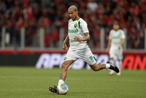 Deyverson é aplaudido pela torcida rival após goleada amarga no Brasileirão
