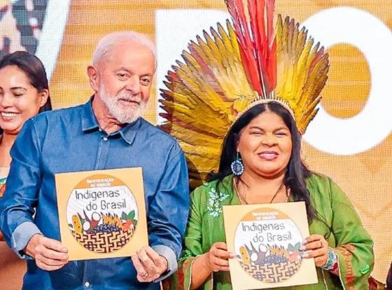 Lula assina demarcação de terra indígena na região do Araguaia