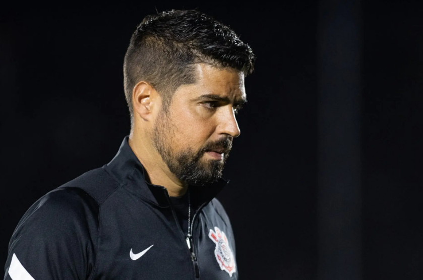 Mesmo amado pelo elenco, António Oliveira corre risco de demissão no Corinthians