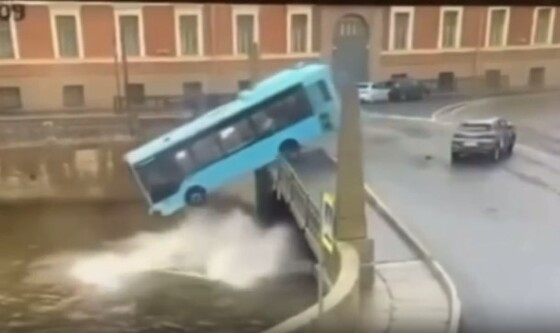 Vídeo: Ônibus perde o controle, caí em rio e deixa três mortos