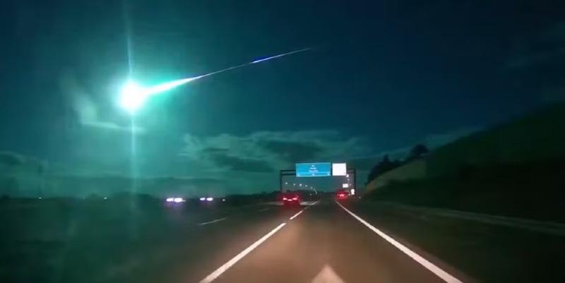 VÍDEOS: Meteoro atravessa o céu e ilumina a noite em dois países