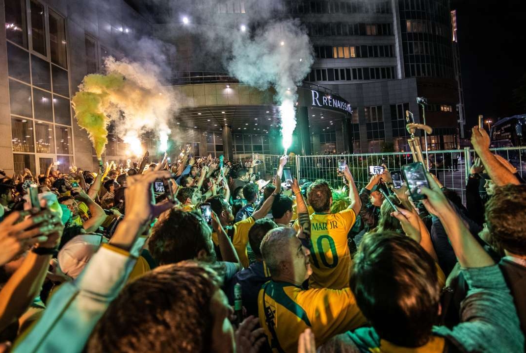   Com clima de final e sinalizadores, Seleção é recebida pelos torcedores em Moscou