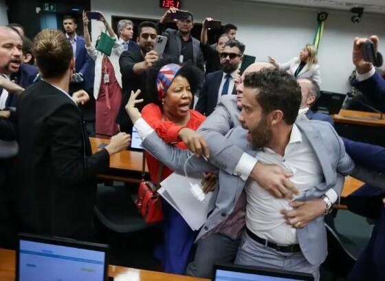Câmara vota hoje projeto que pode suspender mandato de deputados brigões