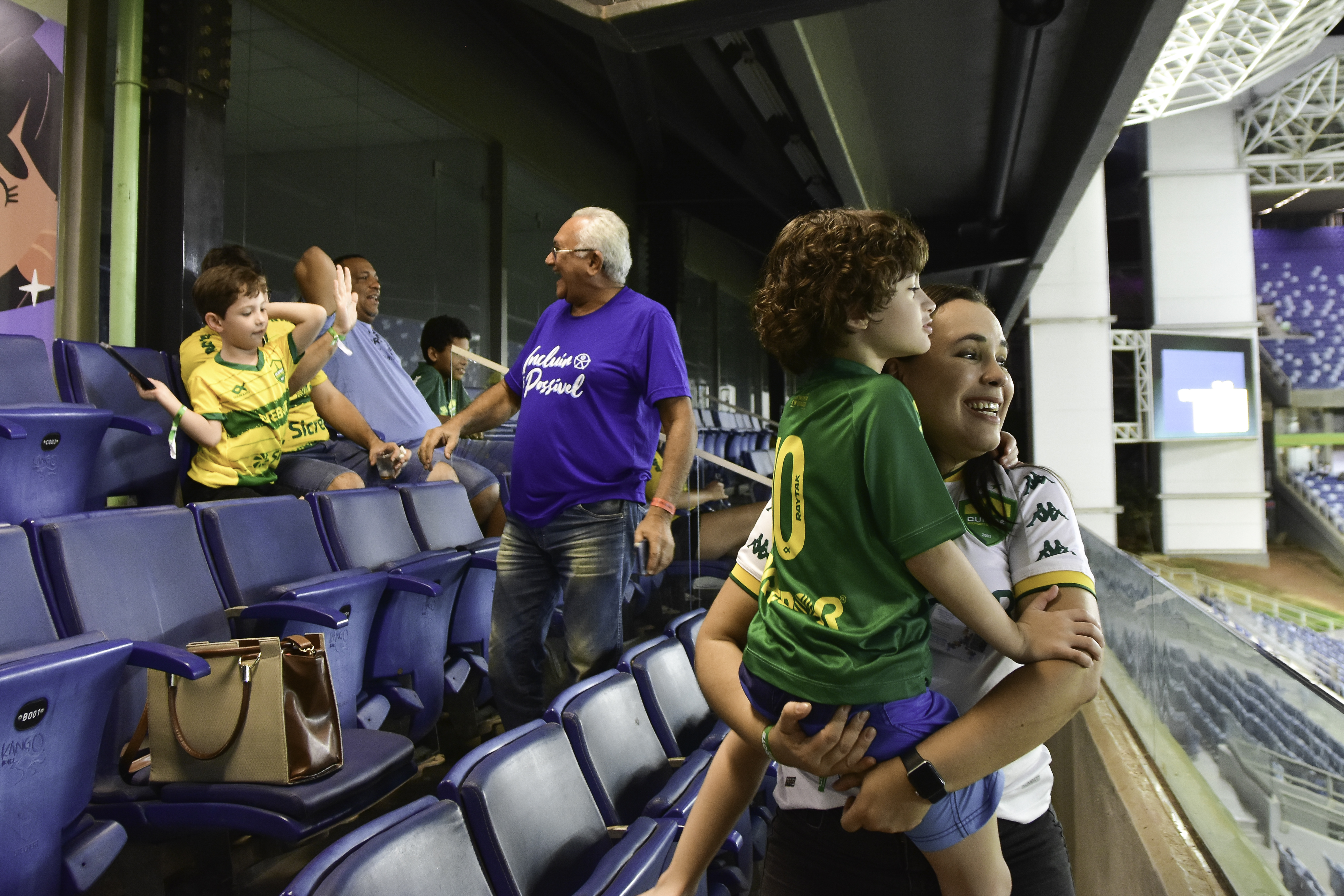 Crianças sorteadas para assistir jogo do Cuiabá pelo Brasileirão aproveitam momento de lazer no Camarote do Autista