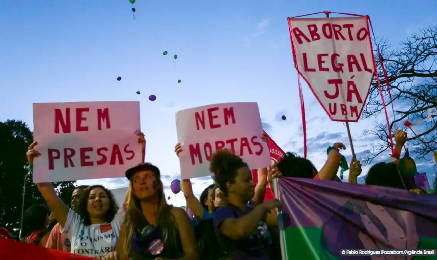 Aborto legal: falhas na rede de apoio penalizam meninas e mulheres