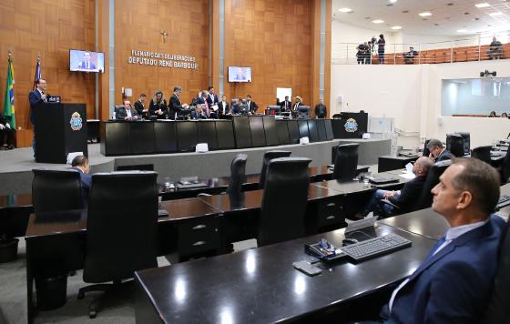 Deputados derrubam veto e aprovam gravação de treinamento militar