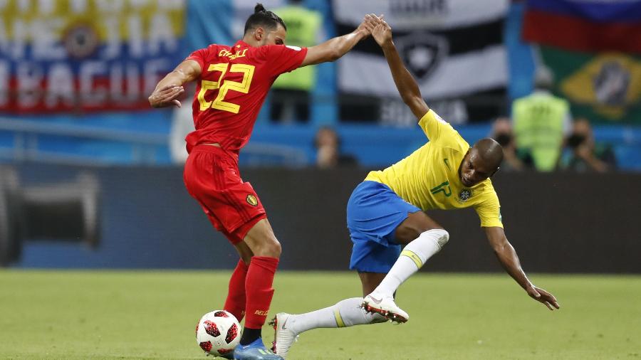 Além de marcar gol contra, Fernandinho tem atuação ruim 