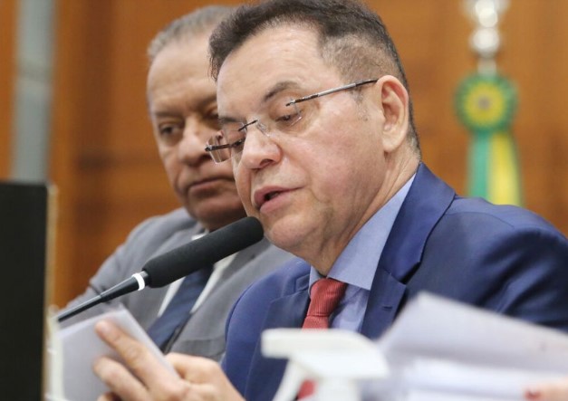 Botelho não quer se envolver em disputa de Janaina e Beto