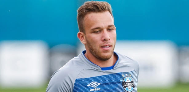  Barcelona oficializa a compra do garoto Arthur, jogador de 21 anos do Grêmio, e fixa multa rescisória de R$ 1,8 bilhão