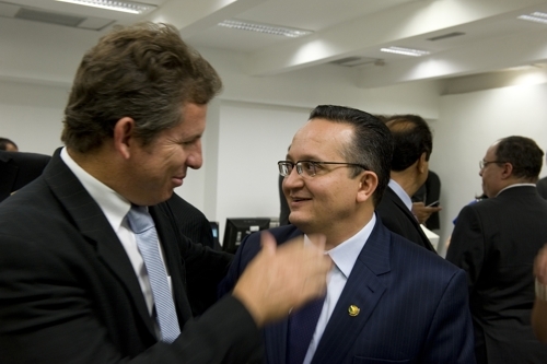 Pedro Taques e Mauro Mendes polarizam  nas pesquisas e na “pancadaria” 