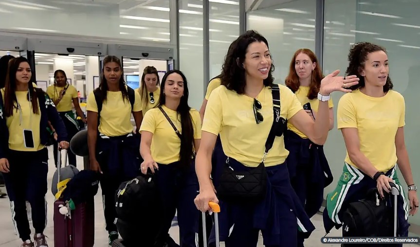 Seleção de vôlei e delegação brasileira de judô desembarcam em Paris