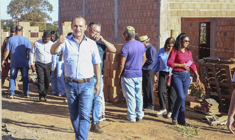 Wilson Santos visita programa de moradia popular em Rondonópolis