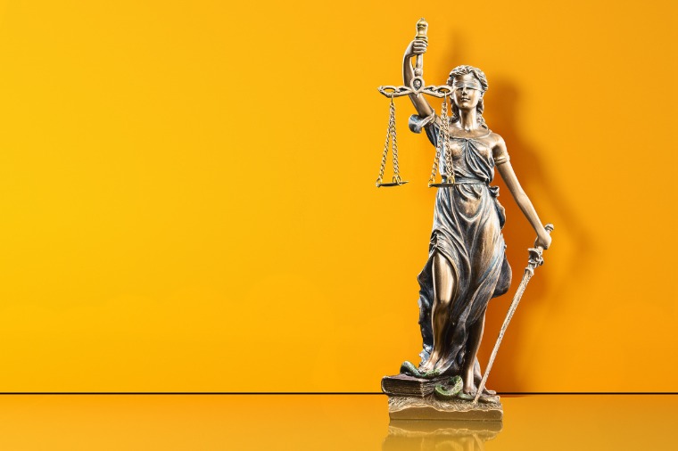 Dupla que matou e queimou corpos de vítimas é condenada a 76 anos