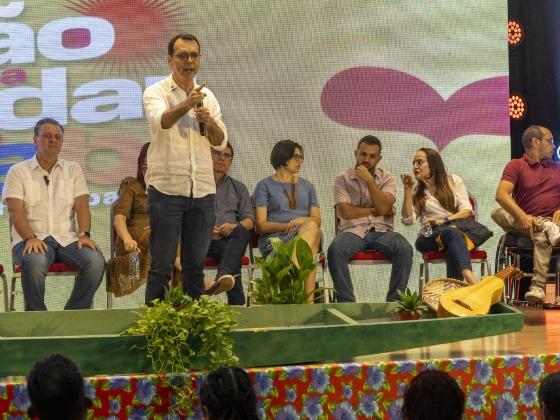 Deputados passam a usar o mesmo microfone usado por Lúdio em sessão