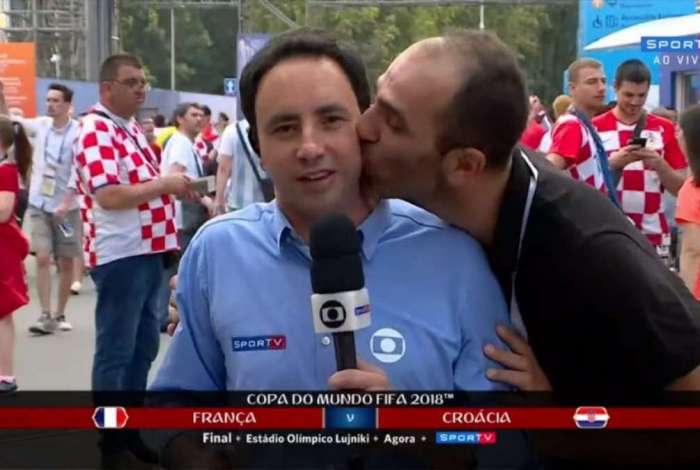 Repórter da Rede Globo leva beijo de torcedor ao vivo