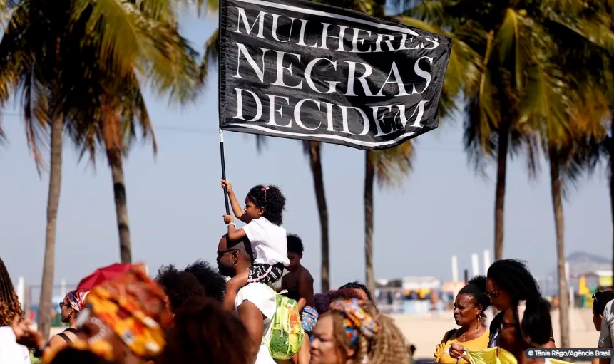 Marcha das mulheres negras une gerações na orla do Rio de Janeiro
