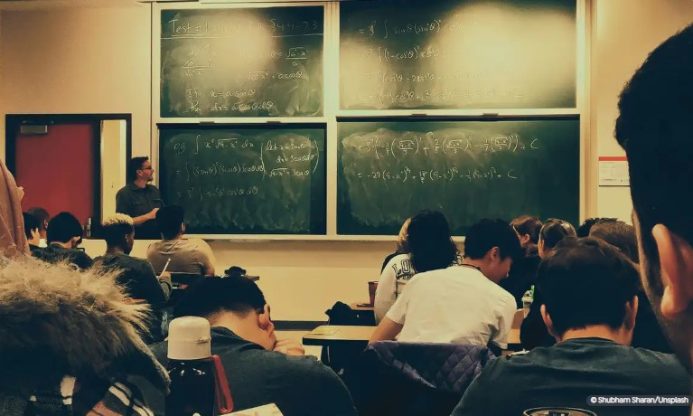 Lula sanciona novo ensino médio com veto a mudança no Enem