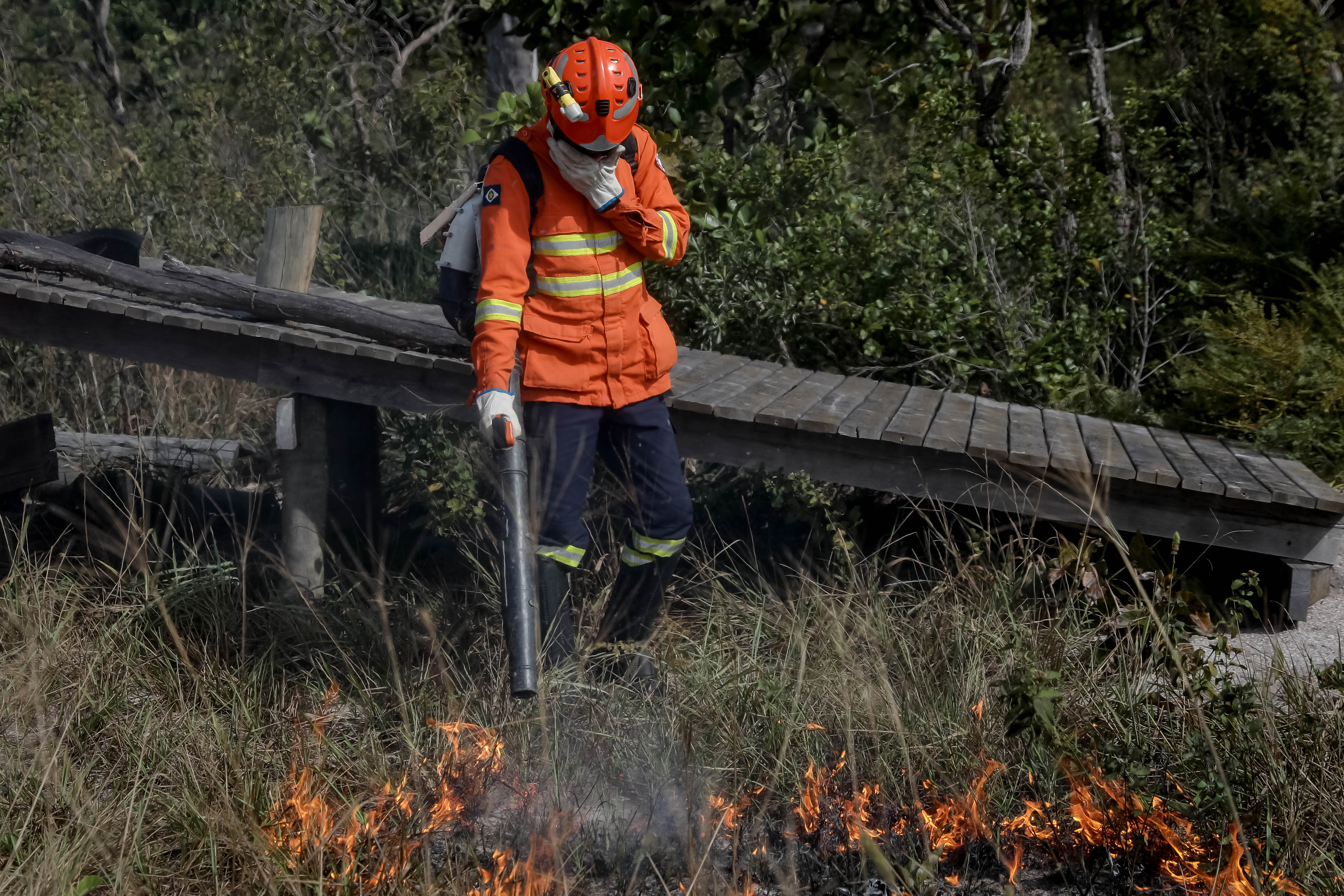 Bombeiros de MT combatem incêndio na Estrada de Chapada; PM controla trânsito na região