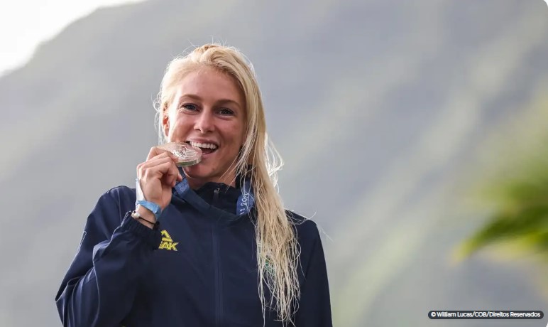 Jogos de Paris: Tati Weston-Webb fica com prata no surfe feminino
