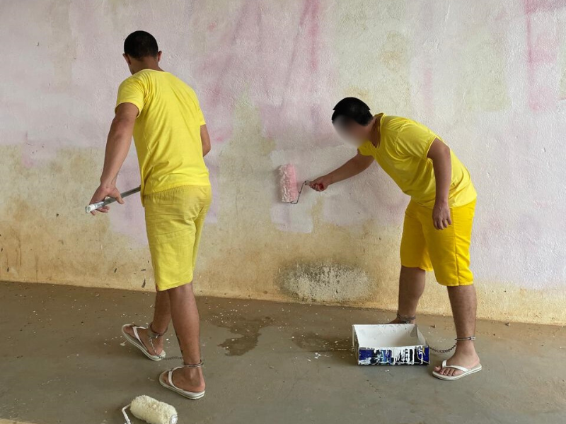 Forças de segurança utilizam mão de obra de reeducandos para remover pichações alusivas a facção criminosa