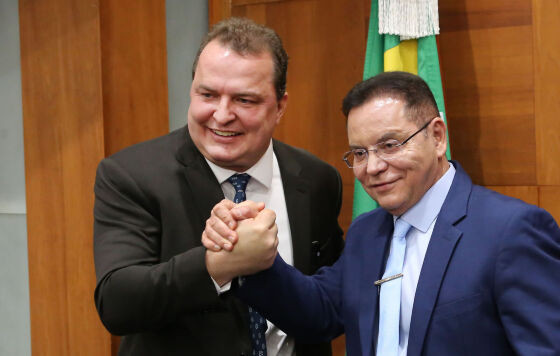 Max quer fazer concurso na Assembleia e comenta sobre salários de servidores