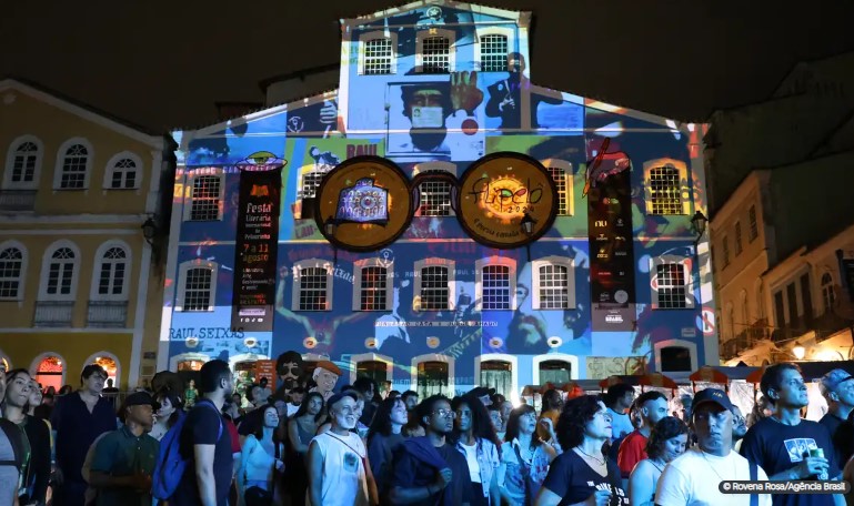 “Meu pai segue mais vivo que muitos vivos”, diz filha de Raul Seixas