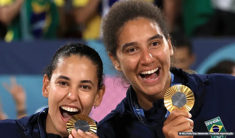 Duda e Ana Patrícia derrotam canadenses e são ouro no vôlei de praia