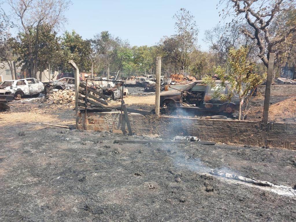 Corpo de Bombeiros combate incêndio em vegetação de terreno de ferro velho