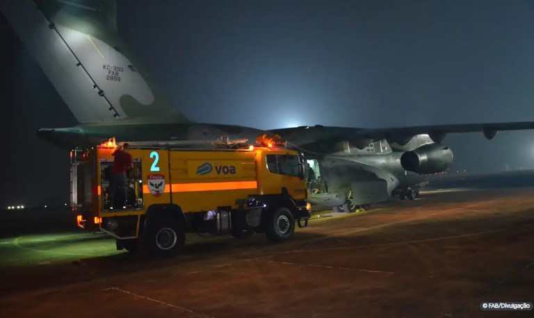 FAB cede avião para auxiliar no combate ao fogo no interior paulista