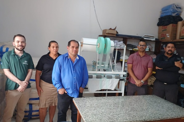 Recuperandos de Colniza recebem máquina de fazer fraldas e absorventes