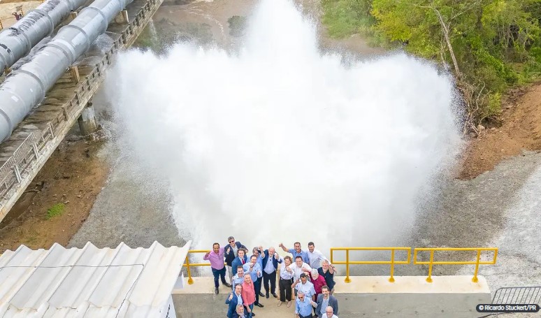 Lula inaugura obra que leva água ao interior do estado da Paraíba