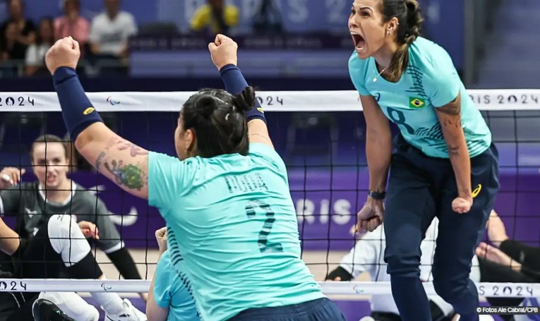 Seleção feminina de vôlei sentado vence a segunda em Paris