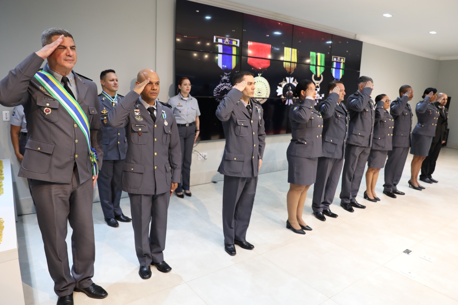 Polícia Militar entrega medalhas da Ordem “Homens do Mato” para 127 autoridades militares e civis