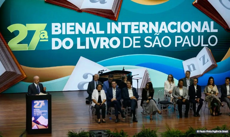 Lula assina regulamentação da Política Nacional de Leitura e Escrita