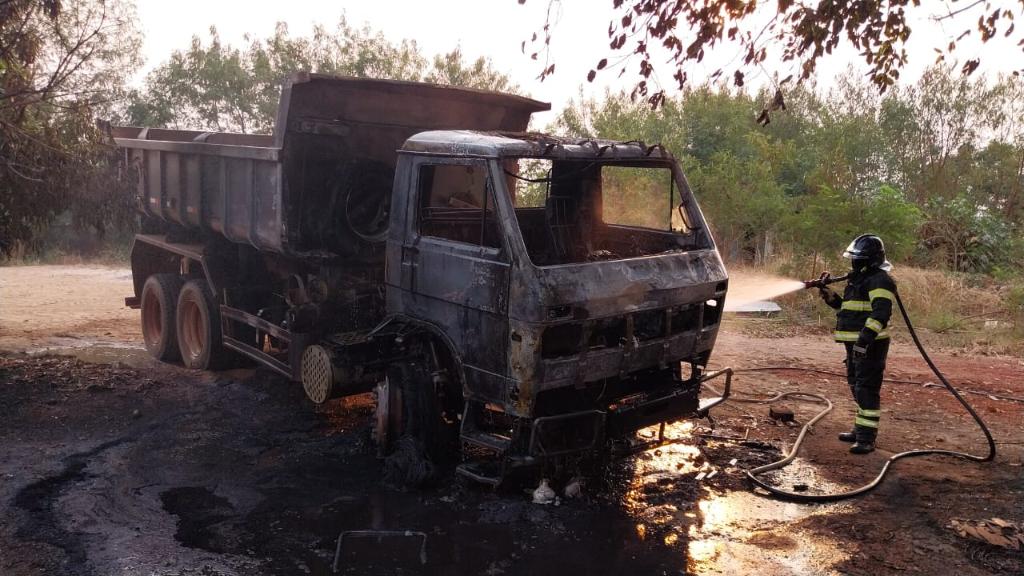 Bombeiros combatem incêndio em caminhão caçamba