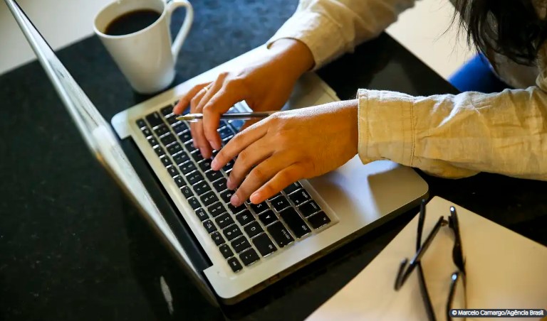 Estudo mostra relação entre dependência da internet e ideação suicida
