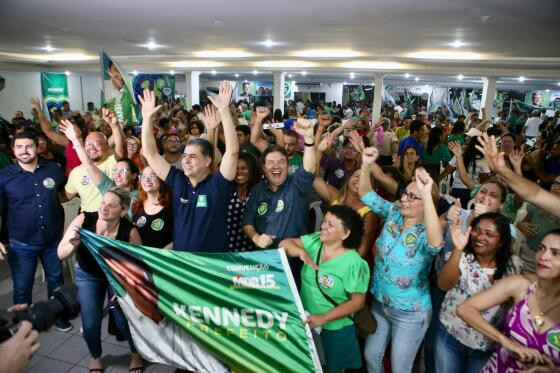 Kennedy se reúne com educadores e firma compromisso de pagar RGA