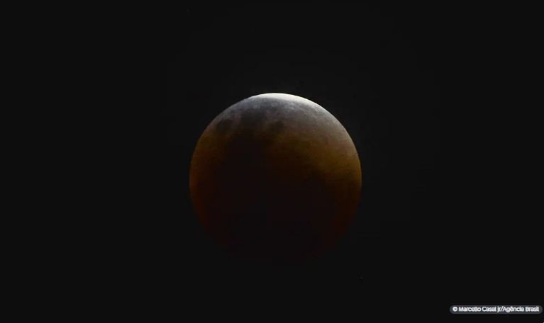 Eclipse parcial da Lua acontece hoje; veja como assistir pela internet