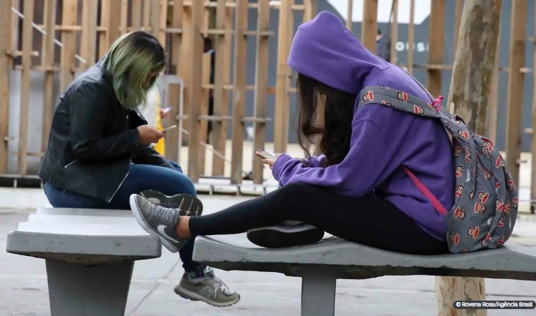 Educadores elogiam possível restrição ao uso de celulares nas escolas
